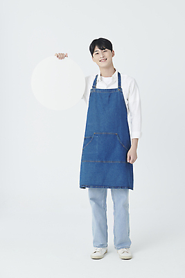포토 JPG 스튜디오촬영 전신 남자 프레임 실내 한명 서기 미소 들기 20대 청년 성인 앞모습 앞치마 한국인 원형 창업 성인남자한명만 소상공인 국내포토 도형 직업 1 뷰포인트 모션 표정 사람 동양인 내부 경제 상인 자영업 남자한명만 성인남자만 파일형식