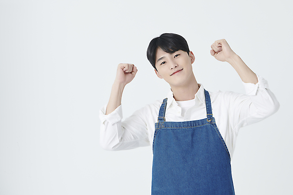 포토 JPG 스튜디오촬영 남자 응원 실내 한명 미소 상반신 20대 청년 성인 앞모습 손들기 파이팅 앞치마 주먹 한국인 창업 성인남자한명만 소상공인 국내포토 직업 1 뷰포인트 모션 표정 사람 동양인 내부 경제 상인 자영업 남자한명만 성인남자만 파일형식