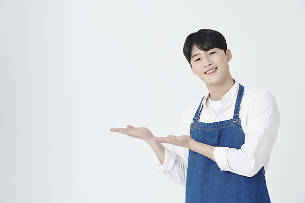 포토 JPG 스튜디오촬영 남자 안내 실내 한명 미소 상반신 20대 청년 성인 앞모습 앞치마 한국인 가리킴 창업 성인남자한명만 소상공인 국내포토 직업 1 뷰포인트 표정 사람 동양인 손짓 내부 경제 상인 자영업 남자한명만 성인남자만 파일형식