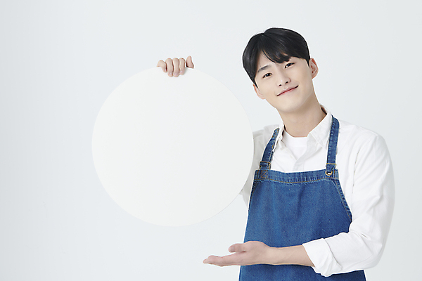 포토 JPG 스튜디오촬영 남자 안내 프레임 실내 한명 미소 들기 상반신 20대 청년 성인 앞모습 앞치마 한국인 가리킴 원형 창업 성인남자한명만 소상공인 국내포토 도형 직업 1 뷰포인트 모션 표정 사람 동양인 손짓 내부 경제 상인 자영업 남자한명만 성인남자만 파일형식