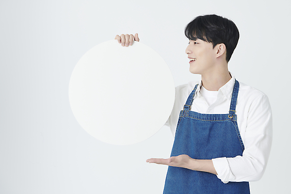 포토 JPG 스튜디오촬영 응시 남자 안내 프레임 실내 한명 미소 들기 상반신 20대 청년 성인 앞모습 앞치마 한국인 가리킴 원형 창업 성인남자한명만 소상공인 국내포토 도형 직업 1 시선 뷰포인트 모션 표정 사람 동양인 손짓 내부 경제 상인 자영업 남자한명만 성인남자만 파일형식