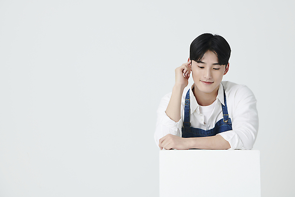 포토 JPG 스튜디오촬영 남자 생각 프레임 실내 한명 미소 손짓 상반신 20대 청년 성인 앞모습 사각형 기댐 앞치마 한국인 창업 성인남자한명만 내려보기 소상공인 국내포토 도형 직업 1 뷰포인트 모션 표정 사람 동양인 내부 경제 상인 자영업 남자한명만 성인남자만 파일형식