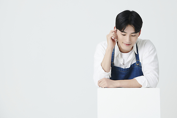 포토 JPG 스튜디오촬영 남자 프레임 실내 한명 미소 손짓 상반신 20대 청년 성인 앞모습 사각형 기댐 앞치마 한국인 창업 성인남자한명만 내려보기 소상공인 국내포토 도형 직업 1 뷰포인트 모션 표정 사람 동양인 내부 경제 상인 자영업 남자한명만 성인남자만 파일형식