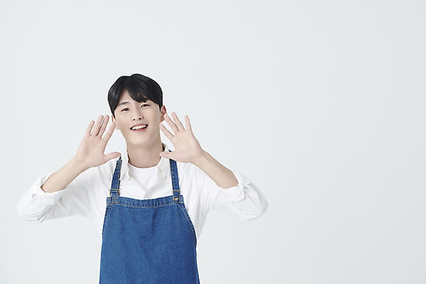 포토 JPG 스튜디오촬영 남자 실내 한명 미소 손짓 상반신 20대 청년 성인 앞모습 앞치마 외침 한국인 창업 성인남자한명만 소상공인 국내포토 직업 1 뷰포인트 모션 표정 사람 동양인 내부 경제 소리 상인 자영업 남자한명만 성인남자만 파일형식