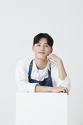 포토 JPG 스튜디오촬영 남자 프레임 실내 한명 미소 상반신 20대 청년 성인 앞모습 사각형 기댐 앞치마 턱괴기 한국인 창업 성인남자한명만 소상공인 국내포토 도형 직업 1 뷰포인트 모션 표정 사람 동양인 내부 경제 상인 자영업 남자한명만 성인남자만 파일형식