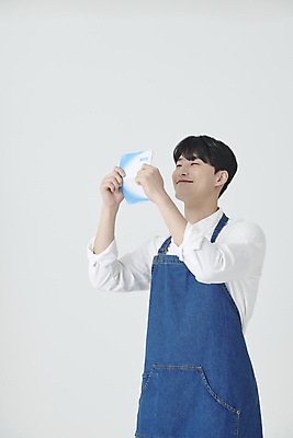 포토 JPG 스튜디오촬영 남자 실내 한명 미소 들기 상반신 20대 청년 성인 옆모습 앞치마 한국인 통장 창업 성인남자한명만 소상공인 국내포토 직업 1 뷰포인트 모션 표정 사람 동양인 내부 금융 경제 상인 자영업 남자한명만 성인남자만 파일형식