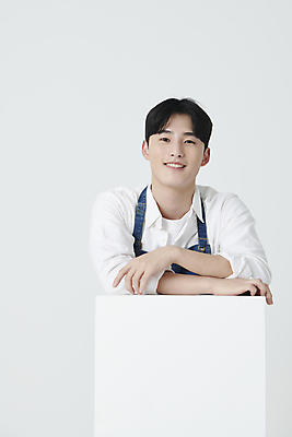 포토 JPG 스튜디오촬영 남자 프레임 실내 한명 미소 상반신 20대 청년 성인 앞모습 사각형 기댐 앞치마 한국인 창업 성인남자한명만 소상공인 국내포토 도형 직업 1 뷰포인트 모션 표정 사람 동양인 내부 경제 상인 자영업 남자한명만 성인남자만 파일형식