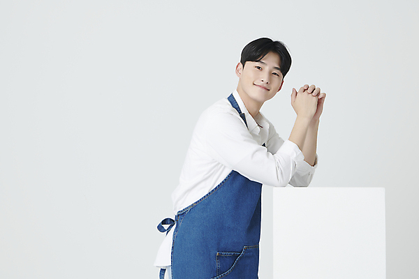 포토 JPG 스튜디오촬영 응시 남자 프레임 실내 한명 미소 상반신 20대 청년 성인 옆모습 사각형 기댐 앞치마 한국인 창업 손모으기 성인남자한명만 소상공인 국내포토 도형 직업 1 시선 뷰포인트 모션 표정 사람 동양인 손짓 내부 경제 상인 자영업 남자한명만 성인남자만 파일형식