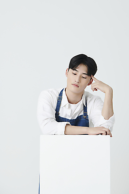 포토 JPG 스튜디오촬영 남자 생각 프레임 실내 한명 손짓 상반신 20대 청년 성인 앞모습 사각형 기댐 앞치마 한국인 고민 창업 성인남자한명만 내려보기 소상공인 국내포토 도형 직업 1 감정 뷰포인트 모션 사람 동양인 내부 경제 상인 자영업 남자한명만 성인남자만 파일형식