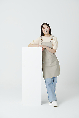 포토 JPG 스튜디오촬영 전신 여자 프레임 실내 한명 서기 미소 20대 청년 성인 앞모습 사각형 기댐 앞치마 한국인 창업 성인여자한명만 소상공인 국내포토 도형 직업 1 뷰포인트 모션 표정 사람 동양인 내부 경제 상인 자영업 여자한명만 성인여자만 파일형식