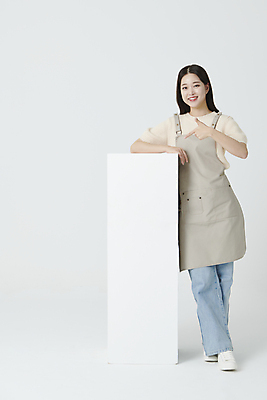 포토 JPG 스튜디오촬영 전신 여자 프레임 실내 한명 서기 미소 20대 청년 성인 앞모습 사각형 기댐 앞치마 한국인 가리킴 창업 성인여자한명만 소상공인 국내포토 도형 직업 1 뷰포인트 모션 표정 사람 동양인 손짓 내부 경제 상인 자영업 여자한명만 성인여자만 파일형식