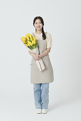 포토 JPG 스튜디오촬영 전신 여자 꽃다발 실내 한명 서기 미소 들기 20대 청년 성인 앞모습 앞치마 한국인 튤립 창업 플로리스트 성인여자한명만 소상공인 국내포토 직업 1 꽃 뷰포인트 모션 표정 사람 동양인 내부 경제 상인 자영업 여자한명만 성인여자만 파일형식