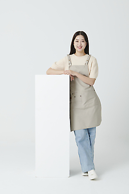 포토 JPG 스튜디오촬영 전신 여자 프레임 실내 한명 서기 미소 20대 청년 성인 앞모습 사각형 기댐 앞치마 한국인 창업 성인여자한명만 소상공인 국내포토 도형 직업 1 뷰포인트 모션 표정 사람 동양인 내부 경제 상인 자영업 여자한명만 성인여자만 파일형식