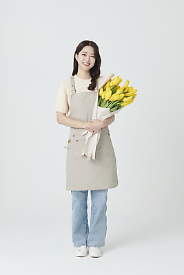 포토 JPG 스튜디오촬영 전신 여자 꽃다발 실내 한명 서기 미소 들기 20대 청년 성인 앞모습 앞치마 한국인 튤립 창업 플로리스트 성인여자한명만 소상공인 국내포토 직업 1 꽃 뷰포인트 모션 표정 사람 동양인 내부 경제 상인 자영업 여자한명만 성인여자만 파일형식