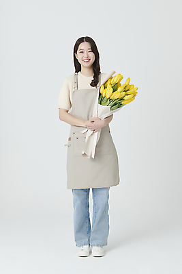 포토 JPG 스튜디오촬영 전신 여자 꽃다발 실내 한명 서기 미소 들기 20대 청년 성인 앞모습 앞치마 한국인 튤립 창업 플로리스트 성인여자한명만 소상공인 국내포토 직업 1 꽃 뷰포인트 모션 표정 사람 동양인 내부 경제 상인 자영업 여자한명만 성인여자만 파일형식