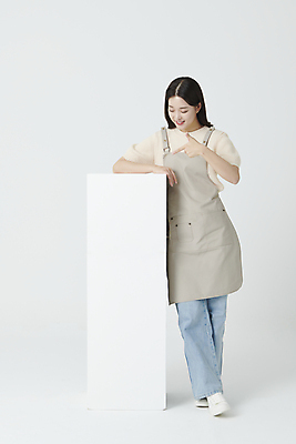 포토 JPG 스튜디오촬영 전신 여자 프레임 실내 한명 서기 20대 청년 성인 앞모습 사각형 기댐 앞치마 한국인 가리킴 창업 성인여자한명만 내려보기 소상공인 국내포토 도형 직업 1 뷰포인트 모션 사람 동양인 손짓 내부 경제 상인 자영업 여자한명만 성인여자만 파일형식