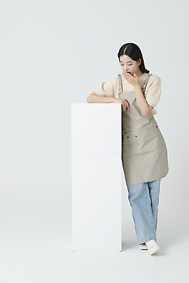 포토 JPG 스튜디오촬영 전신 여자 프레임 실내 한명 서기 20대 청년 성인 앞모습 사각형 기댐 앞치마 놀람 한국인 창업 성인여자한명만 내려보기 소상공인 국내포토 도형 직업 1 감정 뷰포인트 모션 표정 사람 동양인 내부 경제 상인 자영업 여자한명만 성인여자만 파일형식