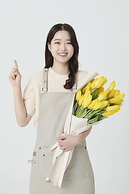포토 JPG 스튜디오촬영 여자 꽃다발 실내 한명 미소 들기 상반신 20대 청년 성인 앞모습 앞치마 한국인 튤립 가리킴 창업 플로리스트 성인여자한명만 소상공인 국내포토 직업 1 꽃 뷰포인트 모션 표정 사람 동양인 손짓 내부 경제 상인 자영업 여자한명만 성인여자만 파일형식