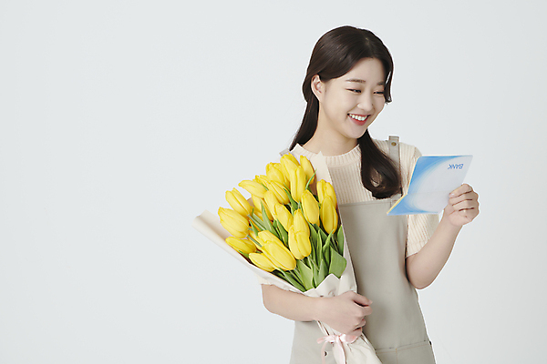 포토 JPG 스튜디오촬영 여자 행복 꽃다발 실내 한명 미소 들기 상반신 20대 청년 성인 앞모습 앞치마 한국인 튤립 통장 창업 플로리스트 성인여자한명만 소상공인 국내포토 직업 1 꽃 감정 뷰포인트 모션 표정 사람 동양인 내부 금융 경제 상인 자영업 여자한명만 성인여자만 파일형식