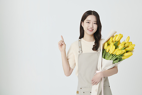 포토 JPG 스튜디오촬영 여자 꽃다발 실내 한명 미소 들기 상반신 20대 청년 성인 앞모습 앞치마 한국인 튤립 가리킴 창업 플로리스트 성인여자한명만 소상공인 국내포토 직업 1 꽃 뷰포인트 모션 표정 사람 동양인 손짓 내부 경제 상인 자영업 여자한명만 성인여자만 파일형식