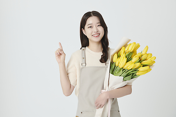 포토 JPG 스튜디오촬영 여자 꽃다발 실내 한명 미소 들기 상반신 20대 청년 성인 앞모습 앞치마 한국인 튤립 가리킴 창업 플로리스트 성인여자한명만 소상공인 국내포토 직업 1 꽃 뷰포인트 모션 표정 사람 동양인 손짓 내부 경제 상인 자영업 여자한명만 성인여자만 파일형식