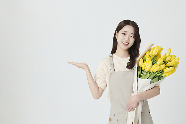 포토 JPG 스튜디오촬영 여자 꽃다발 안내 실내 한명 미소 들기 상반신 20대 청년 성인 앞모습 앞치마 한국인 튤립 가리킴 창업 플로리스트 성인여자한명만 소상공인 국내포토 직업 1 꽃 뷰포인트 모션 표정 사람 동양인 손짓 내부 경제 상인 자영업 여자한명만 성인여자만 파일형식