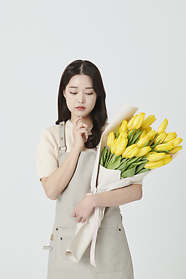 포토 JPG 스튜디오촬영 여자 꽃다발 생각 실내 한명 들기 손짓 상반신 20대 청년 성인 앞모습 앞치마 한국인 튤립 고민 창업 플로리스트 성인여자한명만 내려보기 소상공인 국내포토 직업 1 꽃 감정 뷰포인트 모션 사람 동양인 내부 경제 상인 자영업 여자한명만 성인여자만 파일형식