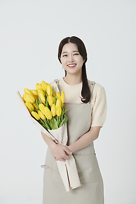 포토 JPG 스튜디오촬영 여자 꽃다발 실내 한명 미소 들기 상반신 20대 청년 성인 앞모습 앞치마 한국인 튤립 창업 플로리스트 성인여자한명만 소상공인 국내포토 직업 1 꽃 뷰포인트 모션 표정 사람 동양인 내부 경제 상인 자영업 여자한명만 성인여자만 파일형식