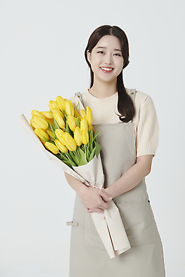포토 JPG 스튜디오촬영 여자 꽃다발 실내 한명 미소 들기 상반신 20대 청년 성인 앞모습 앞치마 한국인 튤립 창업 플로리스트 성인여자한명만 소상공인 국내포토 직업 1 꽃 뷰포인트 모션 표정 사람 동양인 내부 경제 상인 자영업 여자한명만 성인여자만 파일형식