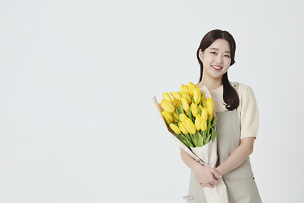 포토 JPG 스튜디오촬영 여자 꽃다발 실내 한명 미소 들기 상반신 20대 청년 성인 앞모습 앞치마 한국인 튤립 창업 플로리스트 성인여자한명만 소상공인 국내포토 직업 1 꽃 뷰포인트 모션 표정 사람 동양인 내부 경제 상인 자영업 여자한명만 성인여자만 파일형식