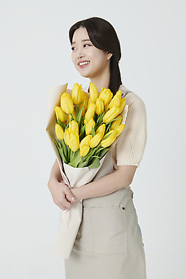 포토 JPG 스튜디오촬영 응시 여자 꽃다발 실내 한명 미소 들기 상반신 20대 청년 성인 옆모습 앞치마 한국인 튤립 창업 플로리스트 성인여자한명만 소상공인 국내포토 직업 1 시선 꽃 뷰포인트 모션 표정 사람 동양인 내부 경제 상인 자영업 여자한명만 성인여자만 파일형식