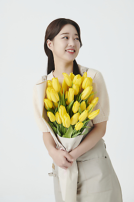 포토 JPG 스튜디오촬영 응시 여자 꽃다발 실내 한명 미소 들기 상반신 20대 청년 성인 앞모습 앞치마 한국인 튤립 창업 플로리스트 성인여자한명만 소상공인 국내포토 직업 1 시선 꽃 뷰포인트 모션 표정 사람 동양인 내부 경제 상인 자영업 여자한명만 성인여자만 파일형식