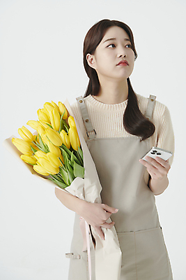 포토 JPG 스튜디오촬영 응시 여자 꽃다발 실내 한명 들기 상반신 20대 청년 성인 앞모습 스마트폰 앞치마 한국인 튤립 찡그림 창업 플로리스트 성인여자한명만 소상공인 국내포토 직업 1 시선 꽃 뷰포인트 모션 표정 사람 동양인 내부 경제 핸드폰 스마트기기 상인 자영업 여자한명만 성인여자만 파일형식