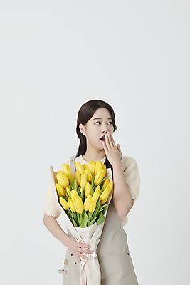 포토 JPG 스튜디오촬영 여자 꽃다발 실내 한명 들기 상반신 20대 청년 성인 앞모습 앞치마 놀람 한국인 튤립 창업 입가림 플로리스트 성인여자한명만 소상공인 국내포토 직업 1 꽃 감정 뷰포인트 모션 표정 사람 동양인 내부 경제 가림 상인 자영업 여자한명만 성인여자만 파일형식