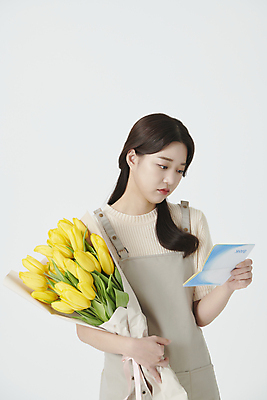 포토 JPG 스튜디오촬영 응시 여자 꽃다발 실내 한명 들기 상반신 20대 청년 성인 앞모습 앞치마 한국인 튤립 통장 창업 우울감 플로리스트 성인여자한명만 소상공인 국내포토 직업 1 시선 꽃 감정 뷰포인트 모션 사람 동양인 내부 금융 경제 상인 자영업 여자한명만 성인여자만 파일형식