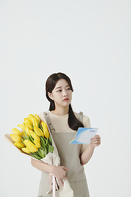 포토 JPG 스튜디오촬영 여자 꽃다발 실내 한명 들기 상반신 20대 청년 성인 앞모습 앞치마 한국인 튤립 통장 창업 우울감 플로리스트 성인여자한명만 소상공인 국내포토 직업 1 꽃 감정 뷰포인트 모션 사람 동양인 내부 금융 경제 상인 자영업 여자한명만 성인여자만 파일형식