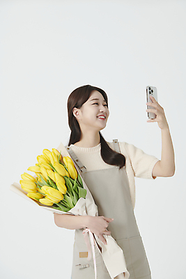 포토 JPG 스튜디오촬영 여자 꽃다발 실내 한명 미소 들기 상반신 20대 청년 성인 앞모습 스마트폰 사진촬영 앞치마 한국인 튤립 창업 플로리스트 성인여자한명만 소상공인 국내포토 직업 1 꽃 뷰포인트 모션 표정 사람 동양인 내부 경제 핸드폰 스마트기기 촬영 상인 자영업 여자한명만 성인여자만 파일형식
