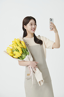 포토 JPG 스튜디오촬영 여자 꽃다발 실내 한명 미소 들기 상반신 20대 청년 성인 앞모습 스마트폰 사진촬영 앞치마 한국인 튤립 창업 플로리스트 성인여자한명만 소상공인 국내포토 직업 1 꽃 뷰포인트 모션 표정 사람 동양인 내부 경제 핸드폰 스마트기기 촬영 상인 자영업 여자한명만 성인여자만 파일형식