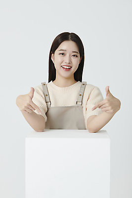 포토 JPG 스튜디오촬영 여자 프레임 실내 한명 미소 상반신 20대 청년 성인 앞모습 사각형 기댐 앞치마 한국인 가리킴 창업 성인여자한명만 소상공인 국내포토 도형 직업 1 뷰포인트 모션 표정 사람 동양인 손짓 내부 경제 상인 자영업 여자한명만 성인여자만 파일형식
