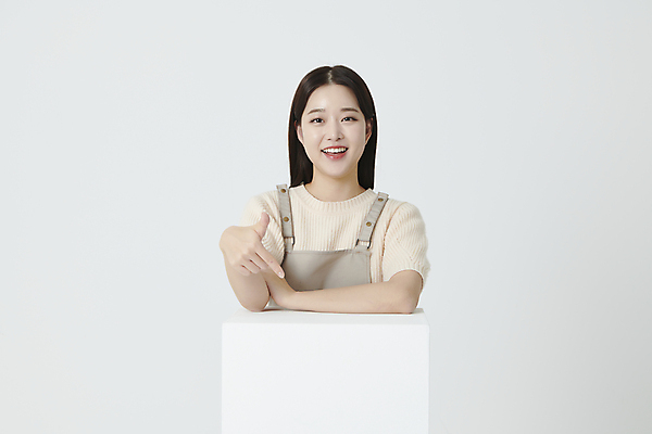 포토 JPG 스튜디오촬영 여자 프레임 실내 한명 미소 상반신 20대 청년 성인 앞모습 사각형 기댐 앞치마 한국인 가리킴 창업 성인여자한명만 소상공인 국내포토 도형 직업 1 뷰포인트 모션 표정 사람 동양인 손짓 내부 경제 상인 자영업 여자한명만 성인여자만 파일형식
