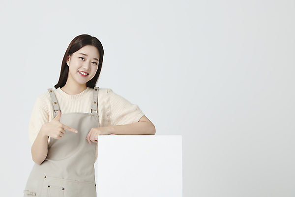 포토 JPG 스튜디오촬영 여자 프레임 실내 한명 미소 상반신 20대 청년 성인 앞모습 사각형 기댐 앞치마 한국인 가리킴 창업 성인여자한명만 소상공인 국내포토 도형 직업 1 뷰포인트 모션 표정 사람 동양인 손짓 내부 경제 상인 자영업 여자한명만 성인여자만 파일형식