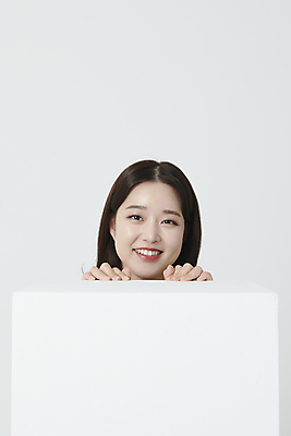 포토 JPG 스튜디오촬영 여자 얼굴 프레임 실내 한명 미소 20대 청년 성인 앞모습 사각형 기댐 앞치마 한국인 창업 성인여자한명만 소상공인 나오기 국내포토 도형 직업 1 뷰포인트 모션 표정 사람 동양인 내부 신체부위 경제 상인 자영업 여자한명만 성인여자만 파일형식