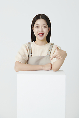 포토 JPG 스튜디오촬영 여자 프레임 실내 한명 미소 상반신 20대 청년 성인 앞모습 사각형 기댐 앞치마 한국인 가리킴 창업 성인여자한명만 소상공인 국내포토 도형 직업 1 뷰포인트 모션 표정 사람 동양인 손짓 내부 경제 상인 자영업 여자한명만 성인여자만 파일형식
