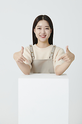 포토 JPG 스튜디오촬영 여자 프레임 실내 한명 미소 상반신 20대 청년 성인 앞모습 사각형 기댐 앞치마 한국인 가리킴 창업 성인여자한명만 소상공인 국내포토 도형 직업 1 뷰포인트 모션 표정 사람 동양인 손짓 내부 경제 상인 자영업 여자한명만 성인여자만 파일형식