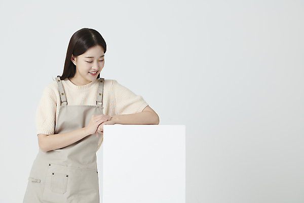 포토 JPG 스튜디오촬영 여자 프레임 실내 한명 미소 상반신 20대 청년 성인 앞모습 사각형 기댐 앞치마 한국인 창업 성인여자한명만 내려보기 소상공인 국내포토 도형 직업 1 뷰포인트 모션 표정 사람 동양인 내부 경제 상인 자영업 여자한명만 성인여자만 파일형식