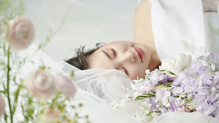 포토 JPG 스튜디오촬영 여자 꽃 한명 미소 상반신 20대 성인 앞모습 눕기 뷰티 장미 눈감음 한국인 분위기 소프트포커스 감성 의료성형뷰티 성인여자한명만 국내포토 식물 1 뷰포인트 컨셉 모션 촬영기법 실내 표정 사람 동양인 청년 여자한명만 성인여자만 파일형식