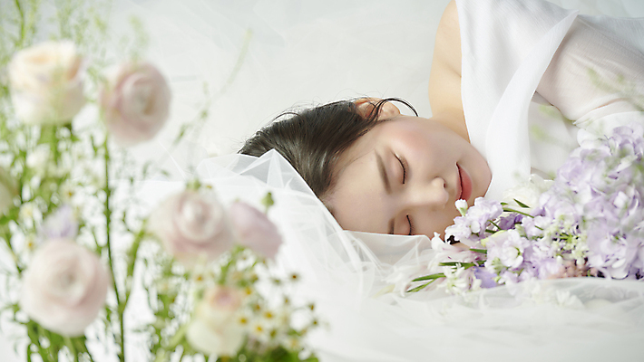 포토 JPG 스튜디오촬영 여자 꽃 한명 미소 상반신 20대 성인 앞모습 눕기 뷰티 장미 눈감음 한국인 분위기 소프트포커스 감성 의료성형뷰티 성인여자한명만 국내포토 식물 1 뷰포인트 컨셉 모션 촬영기법 실내 표정 사람 동양인 청년 여자한명만 성인여자만 파일형식