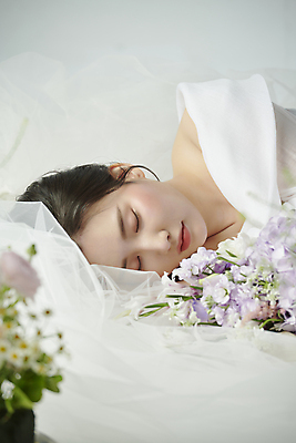 포토 JPG 스튜디오촬영 여자 꽃 한명 상반신 20대 성인 앞모습 눕기 뷰티 눈감음 한국인 분위기 소프트포커스 감성 의료성형뷰티 성인여자한명만 국내포토 식물 1 뷰포인트 컨셉 모션 촬영기법 실내 사람 동양인 청년 여자한명만 성인여자만 파일형식
