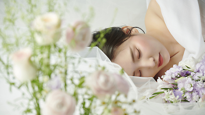 포토 JPG 스튜디오촬영 여자 꽃 한명 상반신 20대 성인 앞모습 눕기 뷰티 장미 눈감음 한국인 분위기 소프트포커스 감성 의료성형뷰티 성인여자한명만 국내포토 식물 1 뷰포인트 컨셉 모션 촬영기법 실내 사람 동양인 청년 여자한명만 성인여자만 파일형식