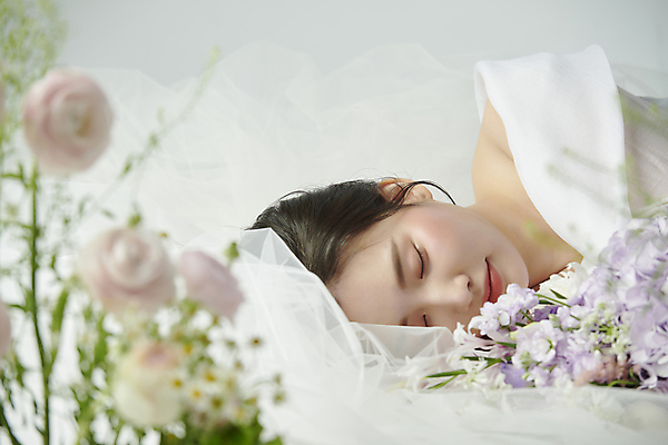 포토 JPG 스튜디오촬영 여자 꽃 한명 미소 상반신 20대 성인 앞모습 눕기 뷰티 장미 눈감음 한국인 분위기 소프트포커스 감성 의료성형뷰티 성인여자한명만 국내포토 식물 1 뷰포인트 컨셉 모션 촬영기법 실내 표정 사람 동양인 청년 여자한명만 성인여자만 파일형식